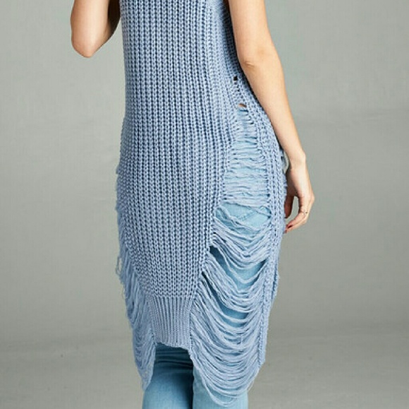 Sleeveless Round Neck Frayed Sweater - Picture 3 of 3