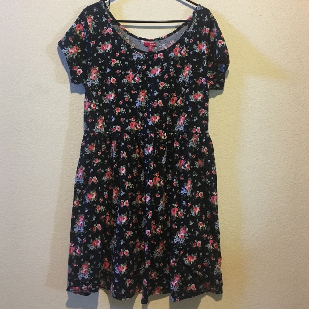 Floral short sleeve dress.