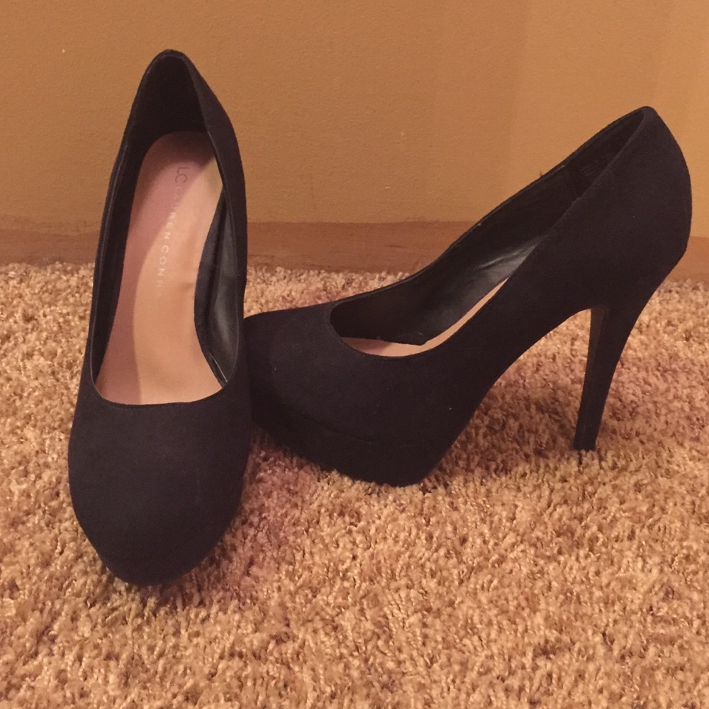 Black pumps