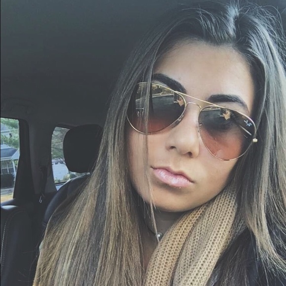 Meet your Posher, Britney - Picture 3 of 3