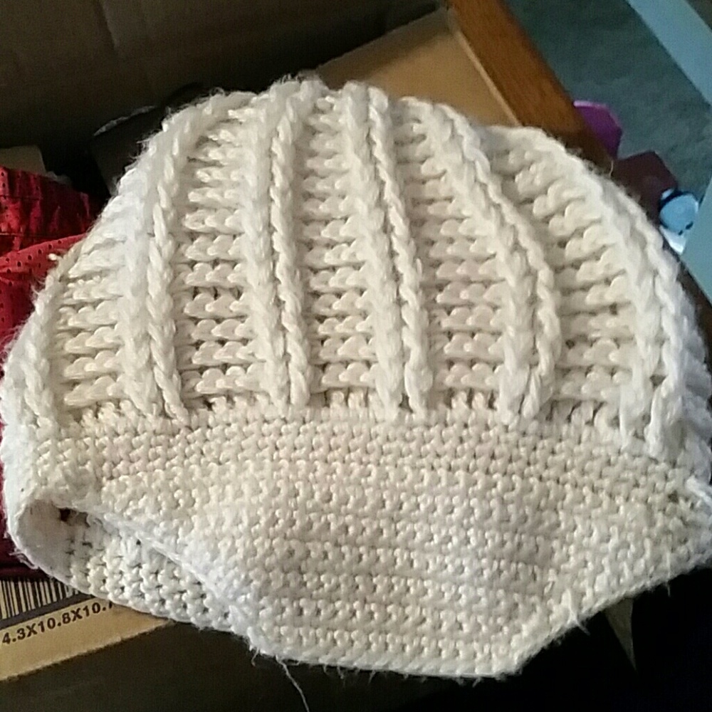 White knitted beanie