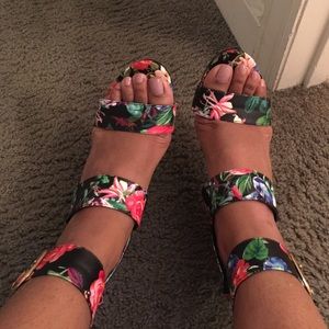 Steve Madden mysterii floral heel