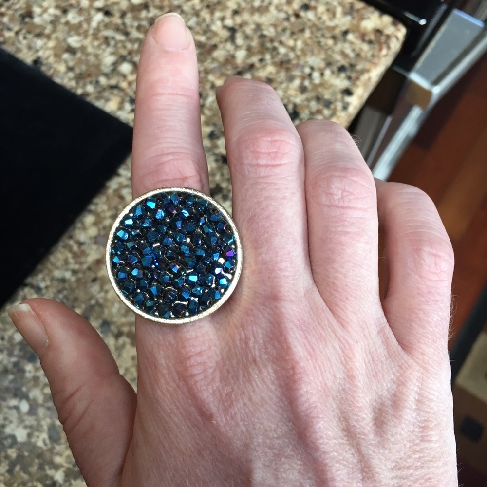 Vibrant blue crystal expandable ring 🚫 trades
