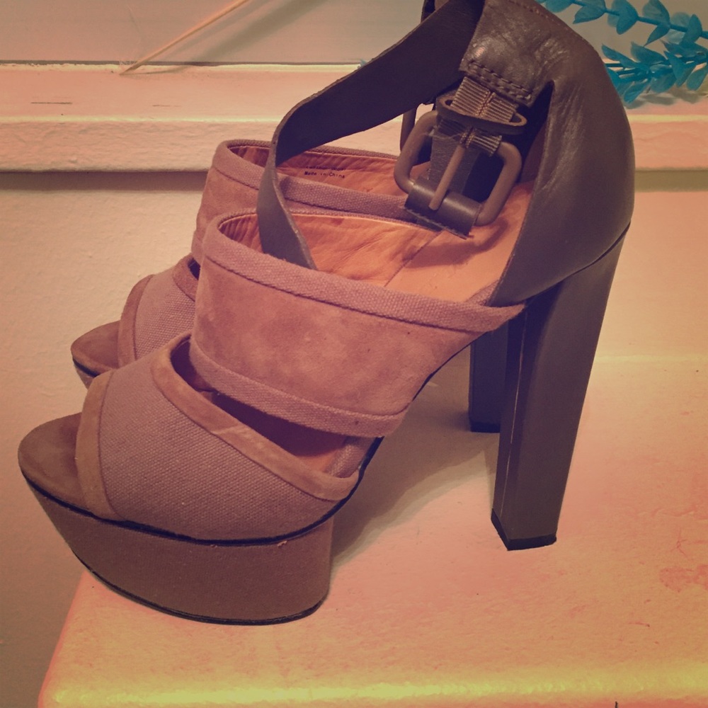 Lamb suede sandals