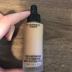 MAC Studio Waterweight Foundation NW20