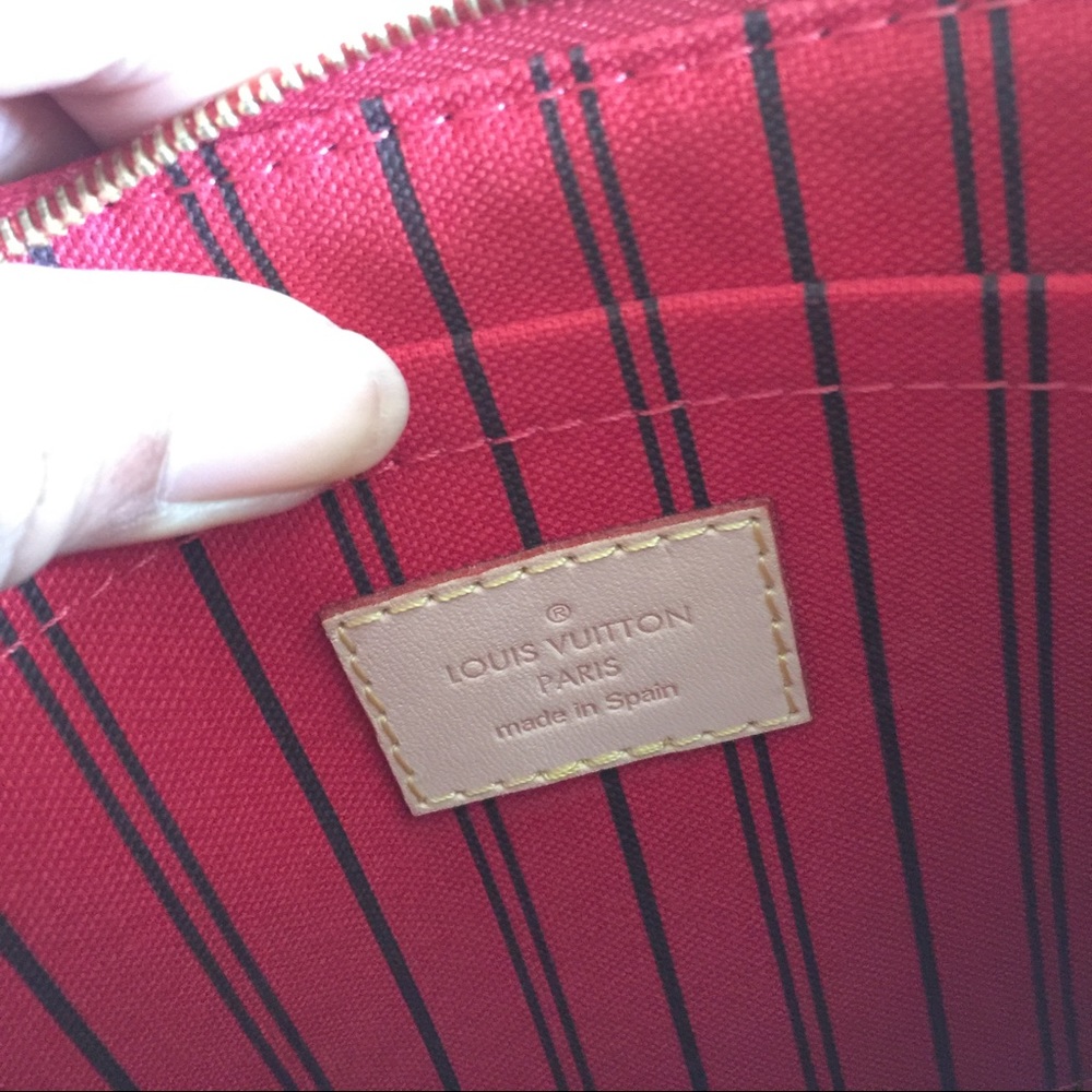 🌺 Authentic Louis Vuitton Pochette/Wristlet