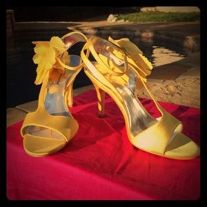Lulu Townsend Yellow Sling Back Heels Sz 9.5