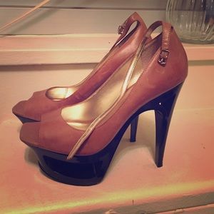 Jessica Simpson Platform cutout pump