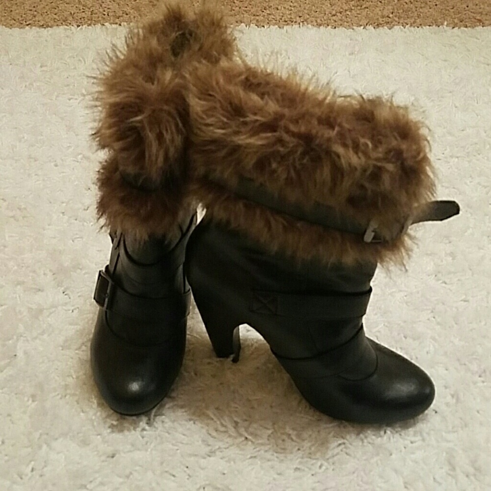 Shoedazzle Boots with fur
