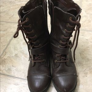 Brown Combat Boots. (Medium:6.5-7)