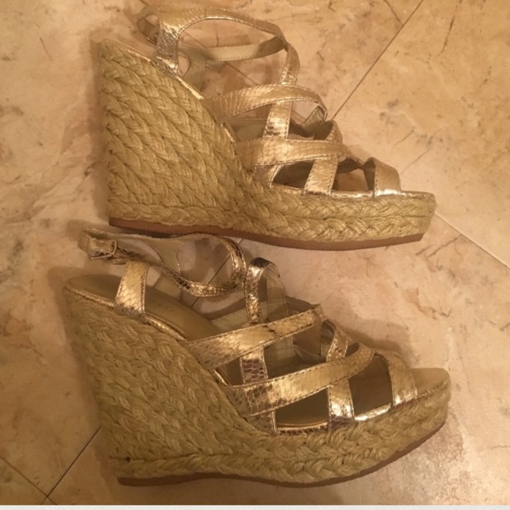 Nine West excellent Gold metallic strappy wedge