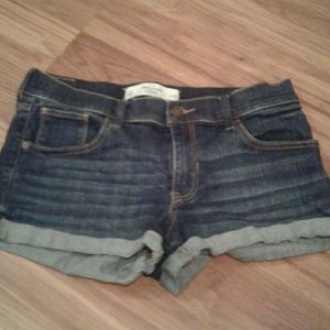 ??Stylish blue jean shorts! ??