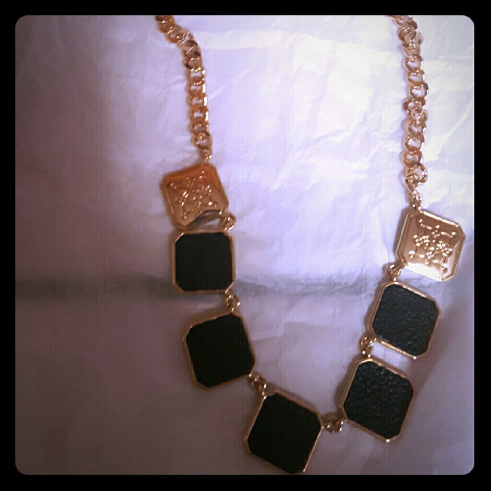 Avon Trendsetter Necklace New