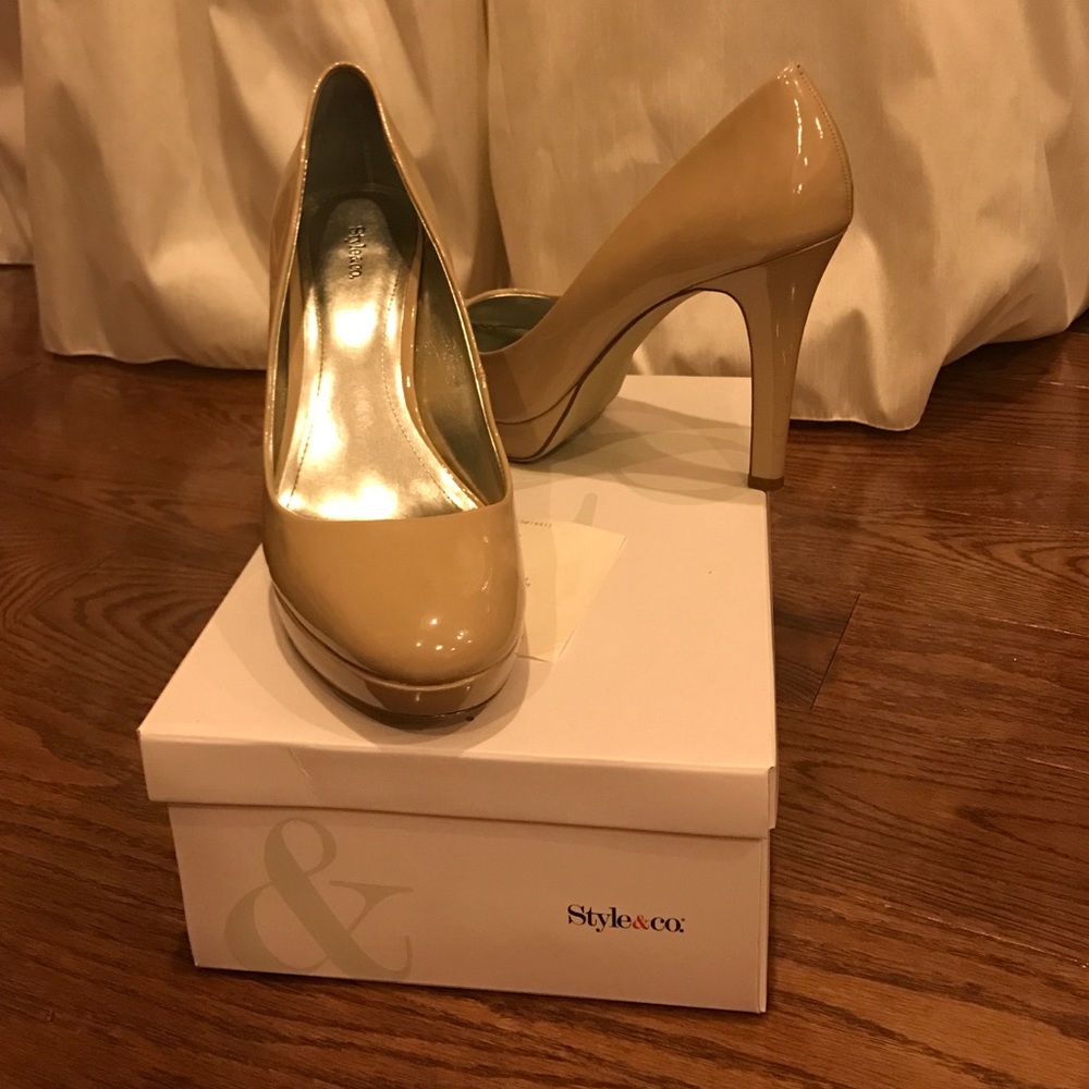 Style & Co nude patent leather pumps