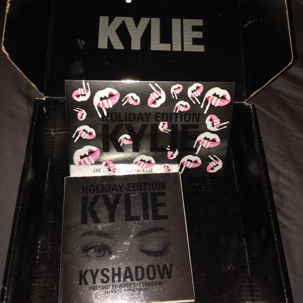SOLD 🎉 Holiday Kyshadow, Gently Used