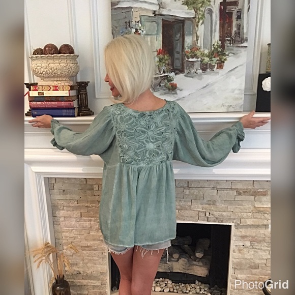 Stunning sage embroidered tunic! 1 LEFT - Picture 2 of 2