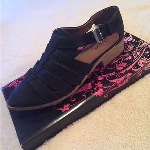 BLACK TUXEDO SANDALS/LOAFERS
