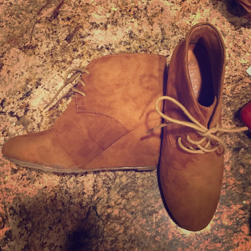 Size 8 Bella Marie lace up wedges.