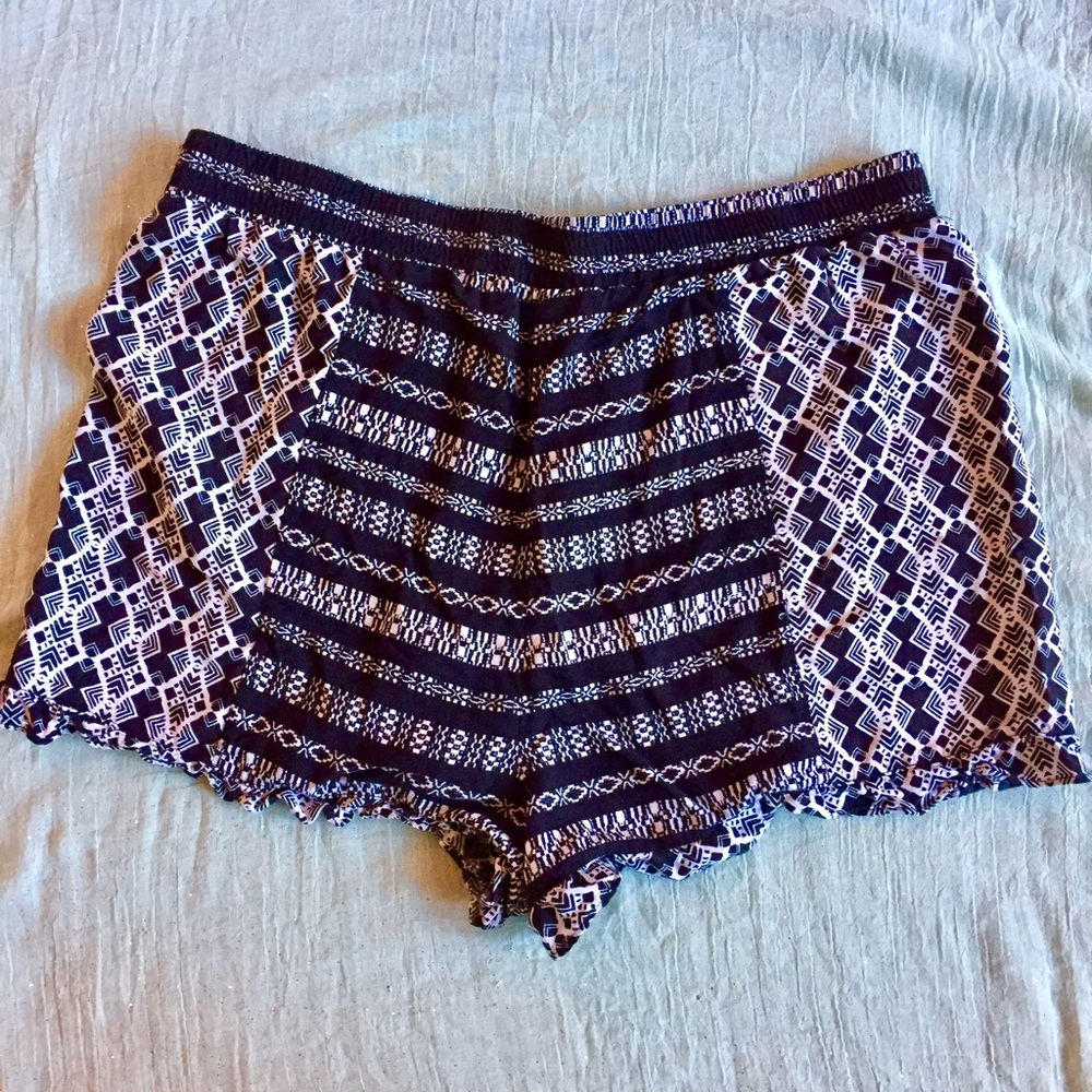 Bohemian black and white elastic shorts