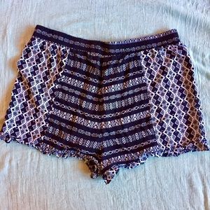 Bohemian black and white elastic shorts