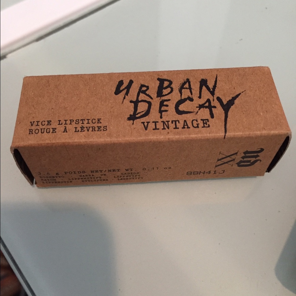 UD Vice Vintage Lipstick in UV-B
