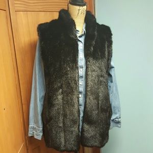 BLACK SIGNATURE FAUX FUR VEST