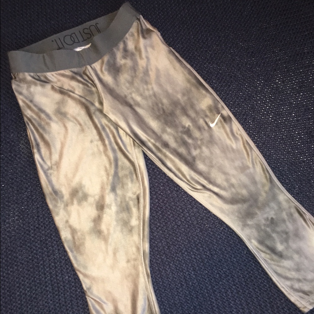 Nike Women's Dri-Fit Crops in grey size small