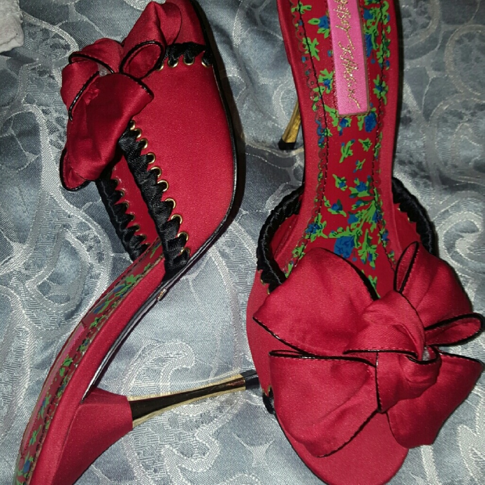 Betsey Johnson Red Hot Valentine's Day heels  NWT6