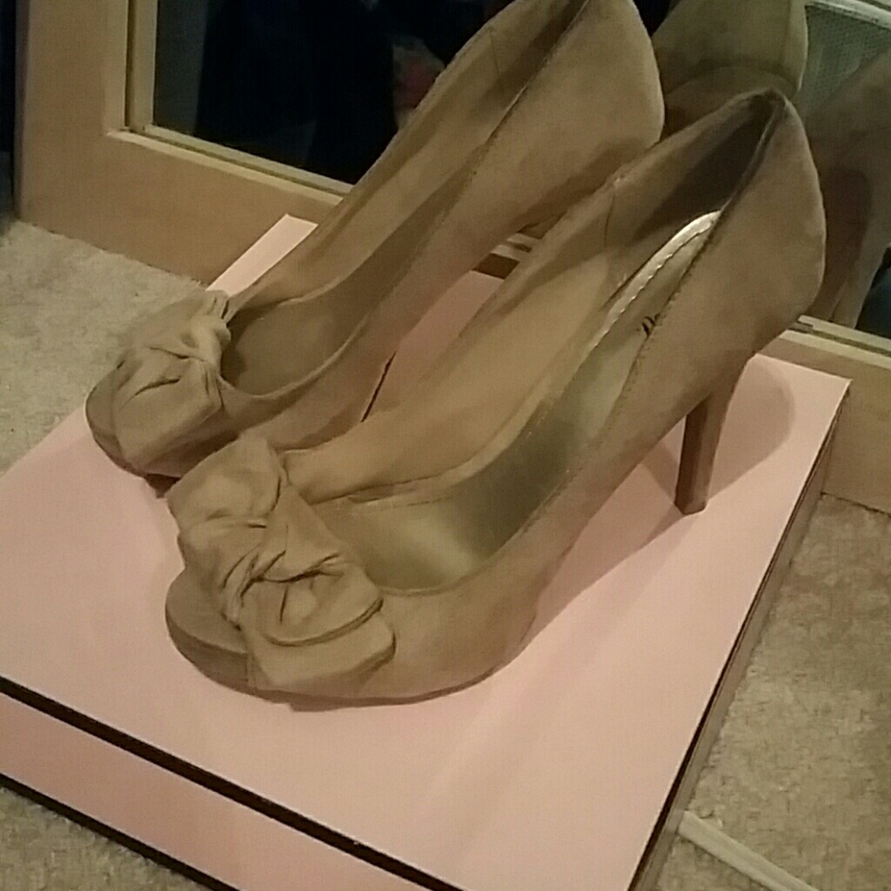 Women's suede nude heel size 6