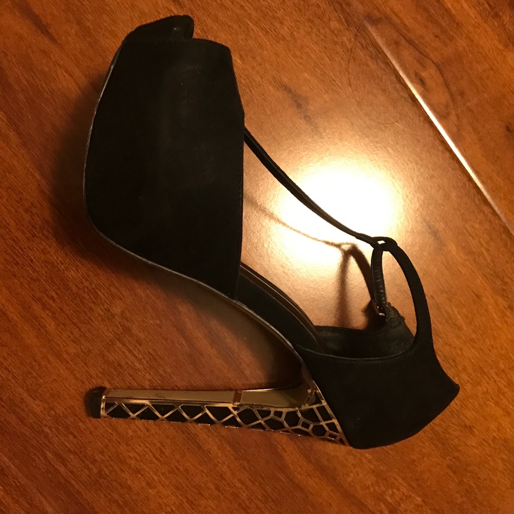 Black pumps with Gold heels