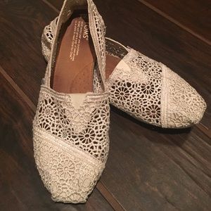 Off white lace Toms sz 8