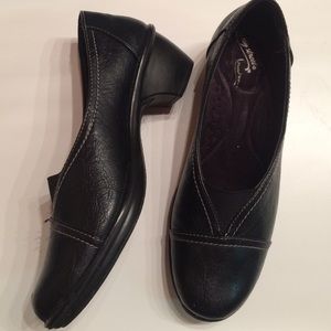 Women's Size 8 Black Easy Street comfort waves