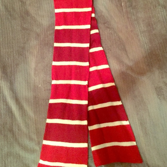 Red and white striped scarf - Picture 2 of 3