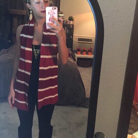 Red and white striped scarf - Picture 3 of 3