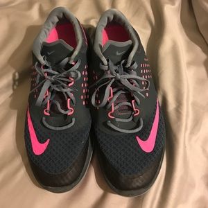 Size 8 Nike tennis shoe.