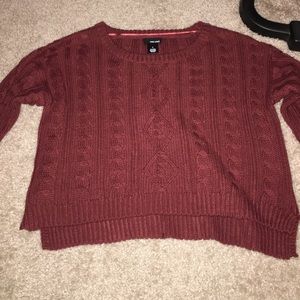 Maroon designed pull over crew neck sweater.