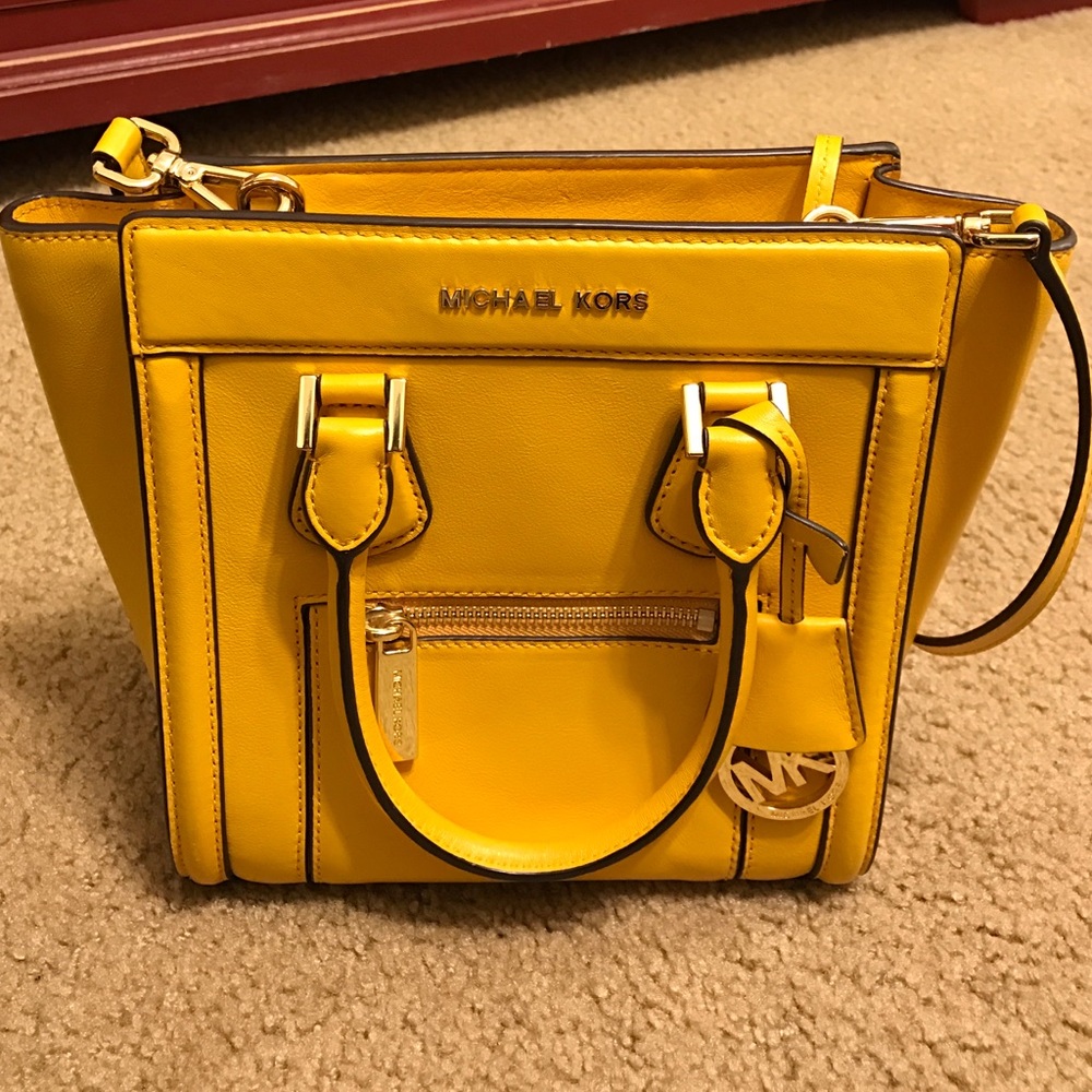 MICHAEL KORS MEDIUM CROSSBODY
