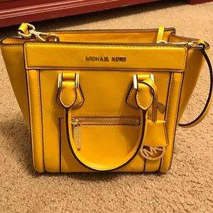 MICHAEL KORS MEDIUM CROSSBODY