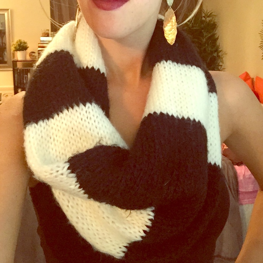 Black and white scarf