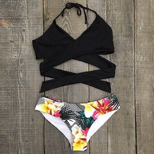 Cupshe Flowerbomb Cross Bikini