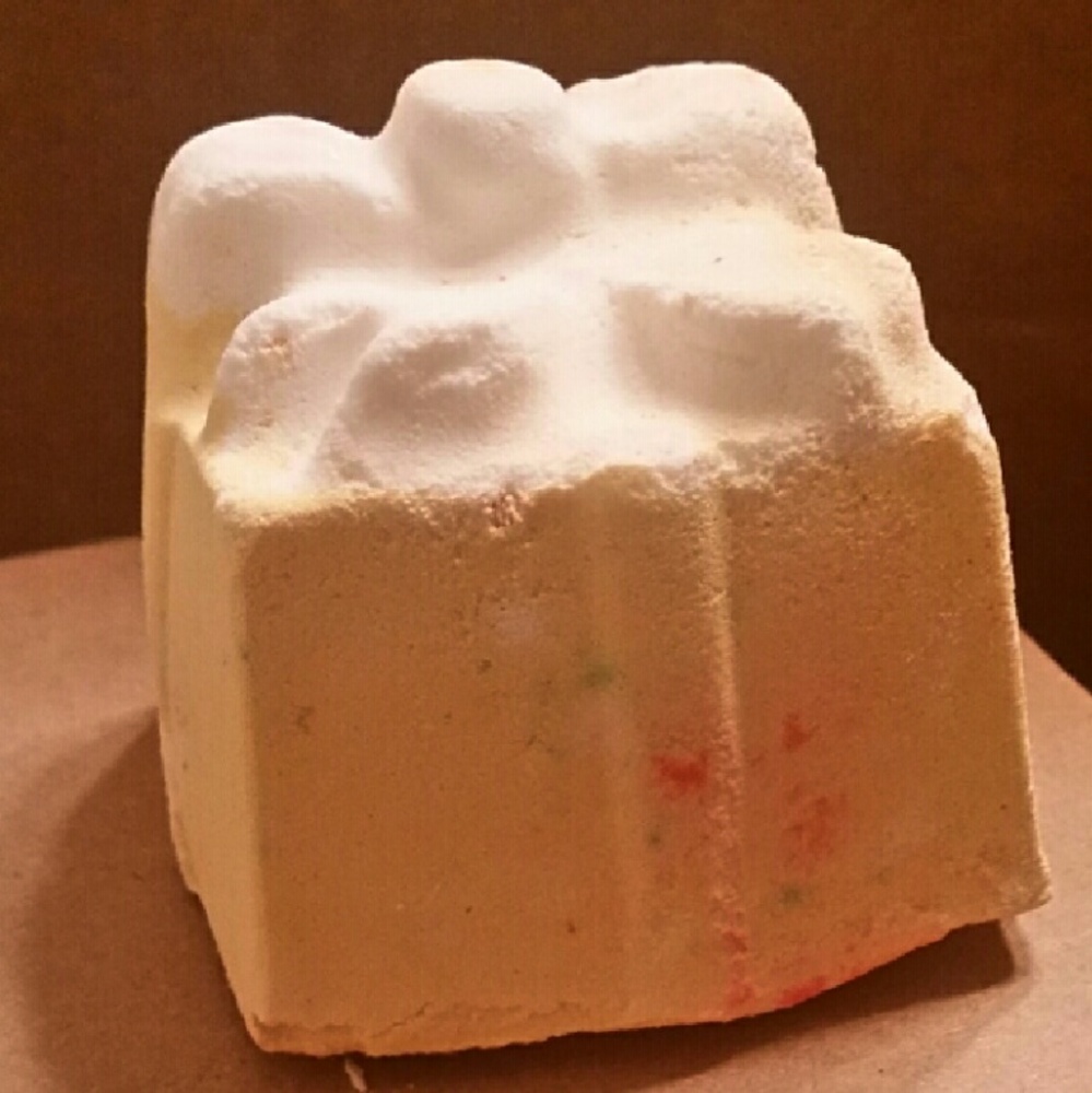 Golden Wonder Bath Bomb