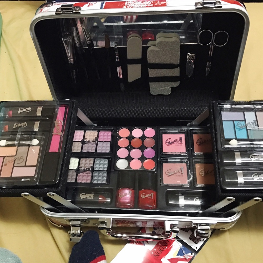 NEW Gloss London Fashion Makeup Case - 28 pieces
