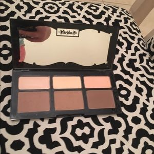 Kat-Von-D shade and light contour pallete