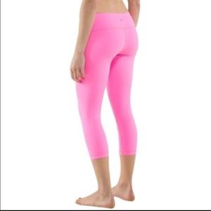 Lululemon Bright Pink Wunder Under Crops sz 6