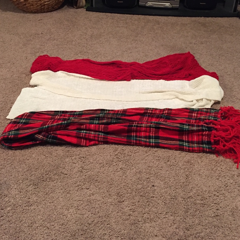 Women's mixed lot of scarfs