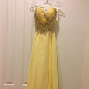 Beautiful light yellow gown!