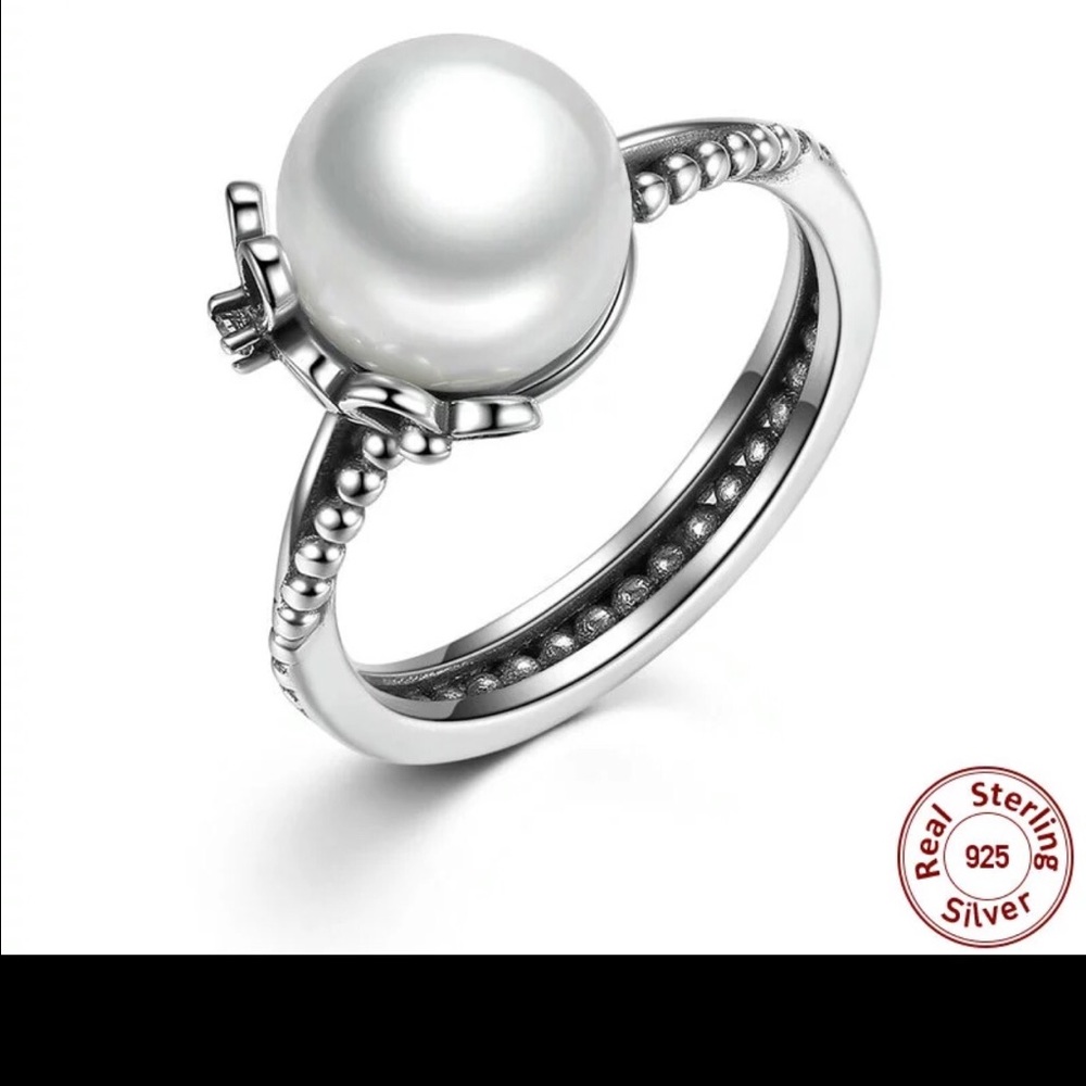 🆕⚡Stunning sterling silver and pearl ring.
