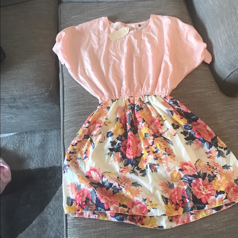 Brand new beautiful light floral dress. Size XL
