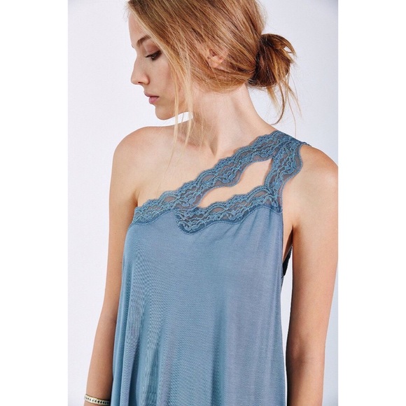 [kimchi & blue] cutout lace one-shoulder tank top - Picture 3 of 6