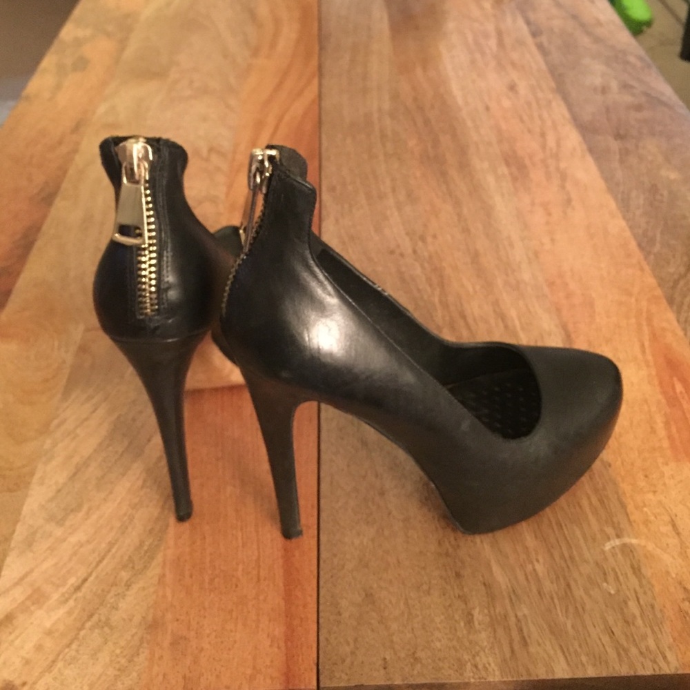 Sexy ski high black platform heel w/ zipper detail